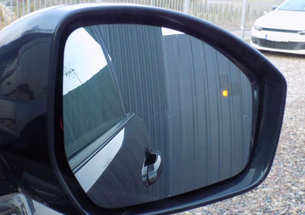 Land Rover Discovery Sport cena 75999 przebieg: 229999, rok produkcji 2018 z Paczków małe 667